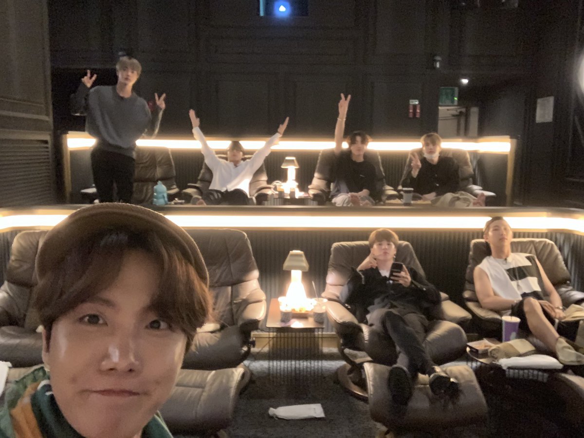linforspooks's tweet photo. I’ll miss babies so much
Take care please eat some brownies, chop some toenails and chill on you’re couch 🥺💕 
no but finally vacation I’m so happi #BTSrestWell https://t.co/fMVkD4mu5z