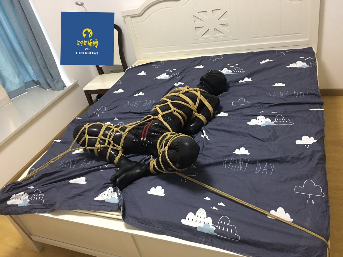 WH_cumcontrol's tweet photo. 第一次见识全身胶衣，感觉密不透风，穿脱胶衣格外小心，生怕拉破胶衣！印象深刻的是麻豆在穿胶衣并绳缚了一小时以上，要我拿一个盆子“接水”，当拉开头套时，一大股水流涌入盆中，意识到这是汗水，想必身体的胶衣里应该也集满了汗水，我想想都有点难受，泡在水里！胶衣非一般人能玩的，及时补水，燃图 https://t.co/254pgWpUA8