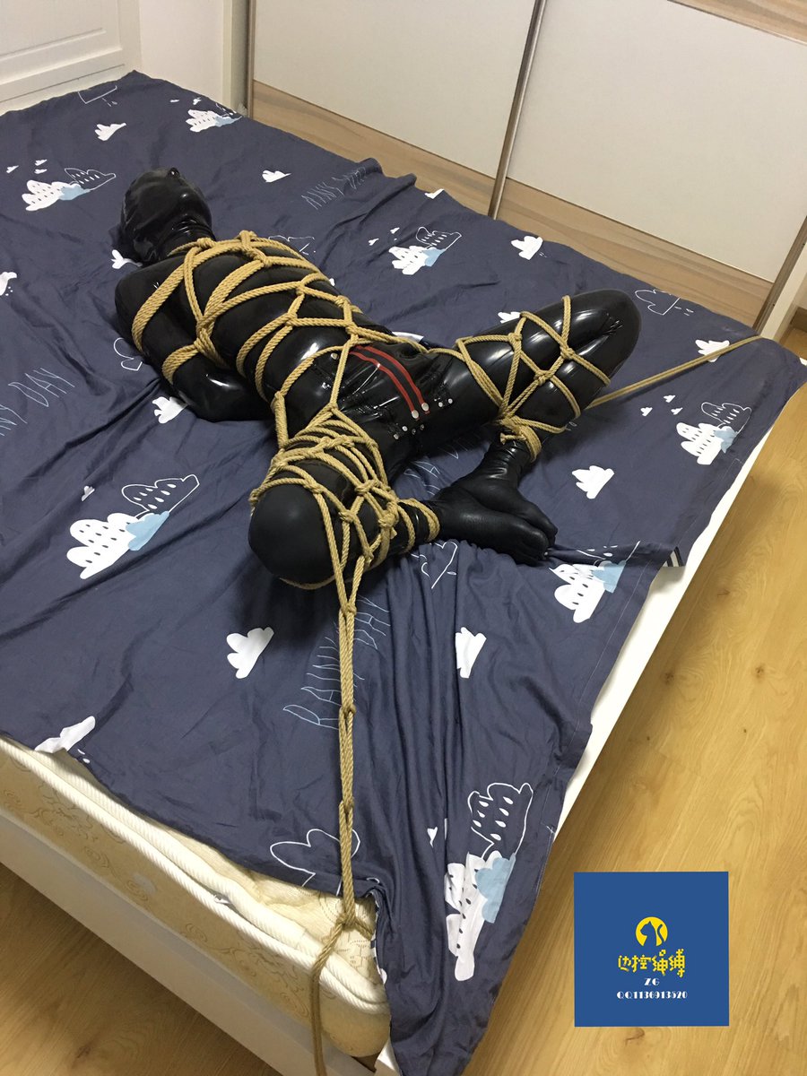 WH_cumcontrol's tweet photo. 第一次见识全身胶衣，感觉密不透风，穿脱胶衣格外小心，生怕拉破胶衣！印象深刻的是麻豆在穿胶衣并绳缚了一小时以上，要我拿一个盆子“接水”，当拉开头套时，一大股水流涌入盆中，意识到这是汗水，想必身体的胶衣里应该也集满了汗水，我想想都有点难受，泡在水里！胶衣非一般人能玩的，及时补水，燃图 https://t.co/254pgWpUA8