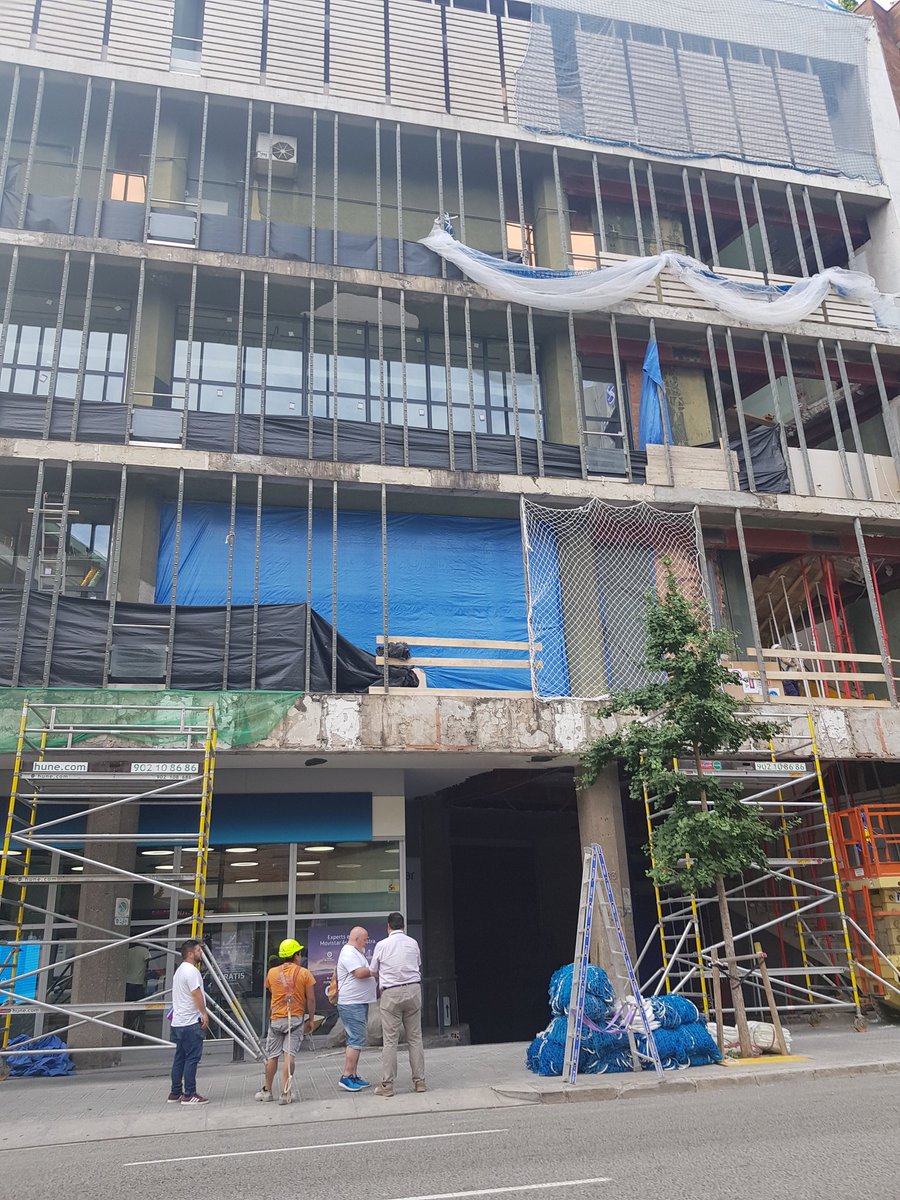 Esperem poder seguir gaudint d'aquest magnífic edifici d'En Francesc Mitjans situat a Via Augusta.