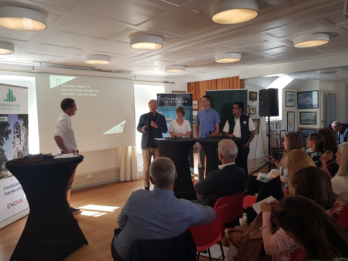 - Hvorfor har vi ikke et kollektivfelt for miljøvennlige boliger, spør Olav Birkenes i debatt om bærekraftige boliger og områder som gir gode liv, med <a href="/olaelvestuen/">Ola Elvestuen</a> <a href="/camillamoneta/">camillamoneta</a> og @obosdaniel #arendalsuka2019 #bærekraft <a href="/2ASKJER/">Thor Olaf Askjer</a> <a href="/Byggeindustrien/">Byggeindustrien/Bygg.no</a> <a href="/EstateMedia/">Estate Media</a> <a href="/NRKno/">NRK</a>