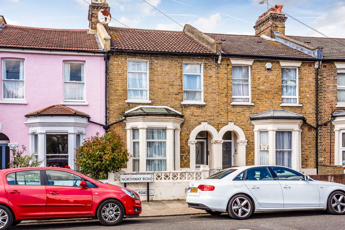 PorticoProp's tweet photo. Have you thought about investing in a buy-to-let?
These days you need to be armed with as much knowledge as possible before embarking on becoming a landlord.
Here are our top tips for you > https://t.co/1yVjvufDlU
#landlord #property #invesetment #rentalmarket #buytolet https://t.co/EQr0k7jZUi