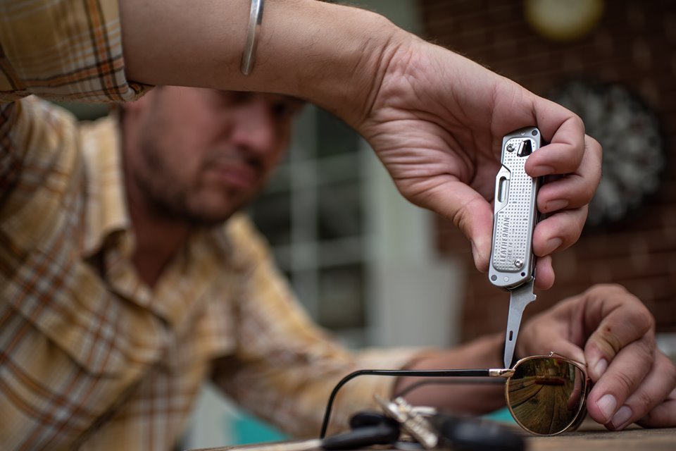 Leatherman_fr's tweet photo. Il n'y a pas de tâches trop minutieuses pour un Leatherman 🕶
🌐 E-Shop : https://t.co/PEpnUxBhJP
#Leatherman #Multitool #Pocketool #Free #SerieT #Glasses #Réparation #Bricolage #New #Sunglasses #Couteau https://t.co/zj2t5Q7l9M