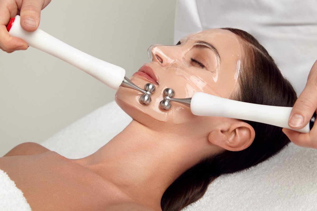 Who needs a CACI Hydratone facial. This treatment deeply nourishes, hydrates and firms your skin. Facial rollers emitting Microcurrent impulses are rolled over hydrating  mask
#caci #nonsurgical #skincare #hydration #hydrationtreatment #beautytreatments #facialtreatment #lespauk