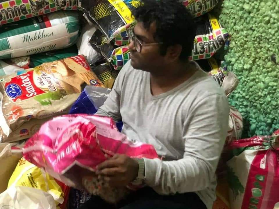 Mee_NILESH's tweet photo. मराठी माणसा..!! हे #मराठी कलाकार बघ..ज्यांचे चित्रपट,नाटक बघायला तुम्ही जात नाही..नाक मुरडता..तेच मराठी कलाकार मदतीला पुढे धावलेत.!🤝 निदान इथून पुढे हे चित्र लक्षात ठेवायचं आणि आपल्या मातीतल्या आपल्या माणसांना ओळखायचं. 🤗
शेवटी या मातीशी नाळ जोडलीयं ..!!🚩🚩
#म  
#मराठीबोलाचळवळ https://t.co/Gro9wswr8W