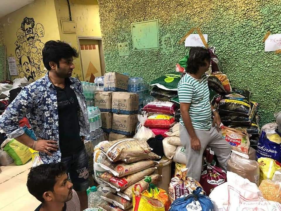 Mee_NILESH's tweet photo. मराठी माणसा..!! हे #मराठी कलाकार बघ..ज्यांचे चित्रपट,नाटक बघायला तुम्ही जात नाही..नाक मुरडता..तेच मराठी कलाकार मदतीला पुढे धावलेत.!🤝 निदान इथून पुढे हे चित्र लक्षात ठेवायचं आणि आपल्या मातीतल्या आपल्या माणसांना ओळखायचं. 🤗
शेवटी या मातीशी नाळ जोडलीयं ..!!🚩🚩
#म  
#मराठीबोलाचळवळ https://t.co/Gro9wswr8W