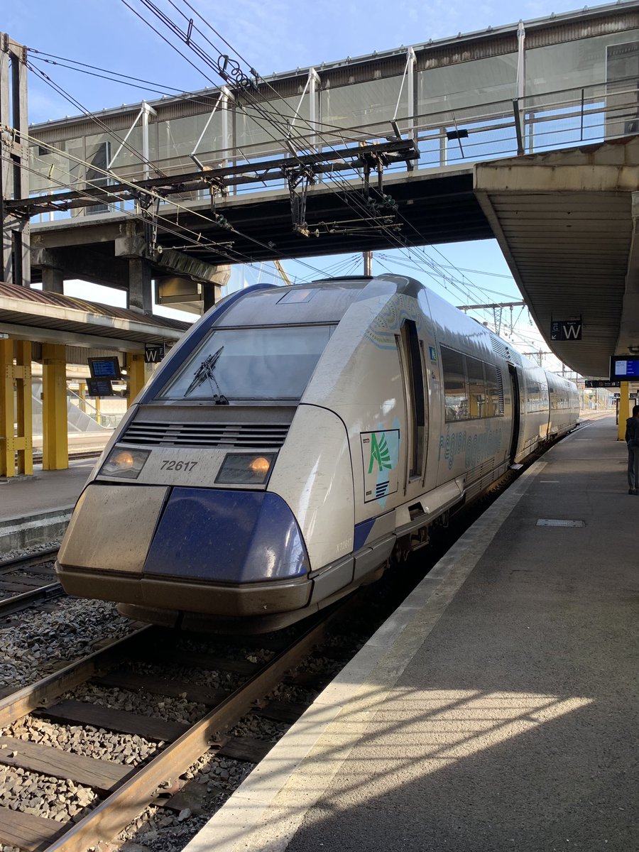 CRL_Bordeaux's tweet photo. Bonjour à toutes et à tous, aujourd’hui je serai votre conducteur sur les @TERNouvelleAQ n°868395 et n°868306 entre #Limoges et #StYrieix ainsi que sur les n°868110 et n°868111 entre #Limoges et #Saillat
Bonne journée 😉
#SNCF #TER https://t.co/hFBmGqgxy2