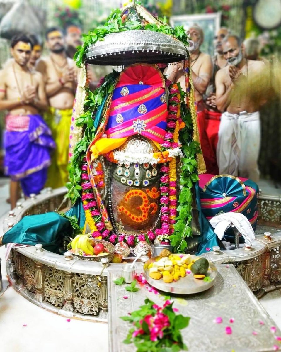 anilatal12's tweet photo. *🚩 || जय श्री महाकाल ||🚩*

      *🚩श्री महाकालेश्वर ज्योतिर्लिंग उज्जैन  🚩*
       *🕉आज भस्म आरती के अद्भुत दर्शन 🕉*
*स्वयंभू दक्षिणमुखी ज्योतिर्लिंग राजाधिराज ब्रह्माण्डअधिपति भूतभावन अवंतिकानाथ बाबा महाकाल का आज पावन दिव्य भस्म आरती दर्शन मंगलवार 13 अगस्त 2019* https://t.co/q8s9KmbPFo