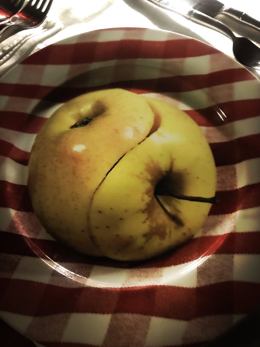 Lee__Corn's tweet image. Hier soir chez Mme H. 🥃 j’ai découvert qu’il existait le service en porcelaine des visuels de #MaurizioCattelan aka #Toiletpapermagazine aka tous mes fonds d’écran car grande fan devant l’éternel.

Je vais avoir 40 ans en 2020 🎈😗 à bon entendeur 🎈😗 

@SELETTIworld ❤️