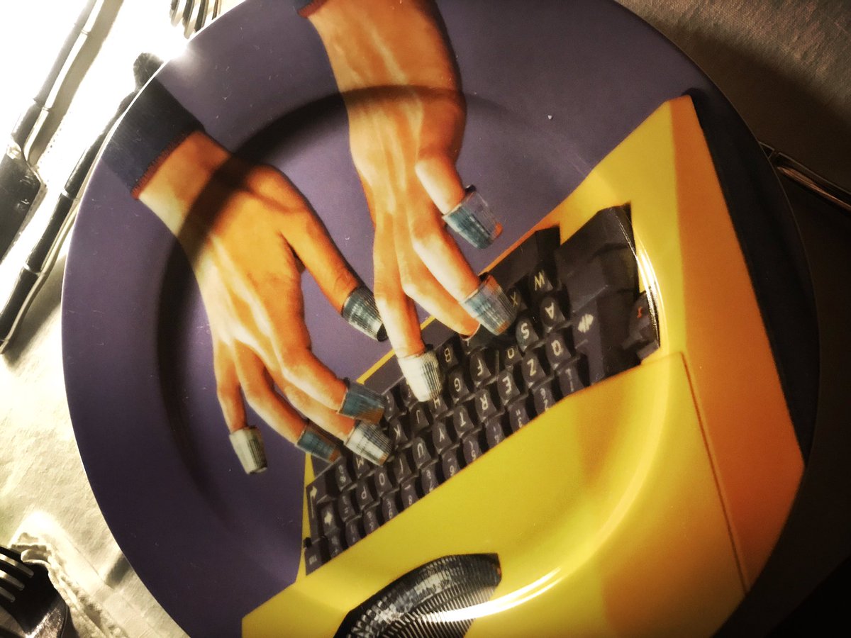 Lee__Corn's tweet image. Hier soir chez Mme H. 🥃 j’ai découvert qu’il existait le service en porcelaine des visuels de #MaurizioCattelan aka #Toiletpapermagazine aka tous mes fonds d’écran car grande fan devant l’éternel.

Je vais avoir 40 ans en 2020 🎈😗 à bon entendeur 🎈😗 

@SELETTIworld ❤️