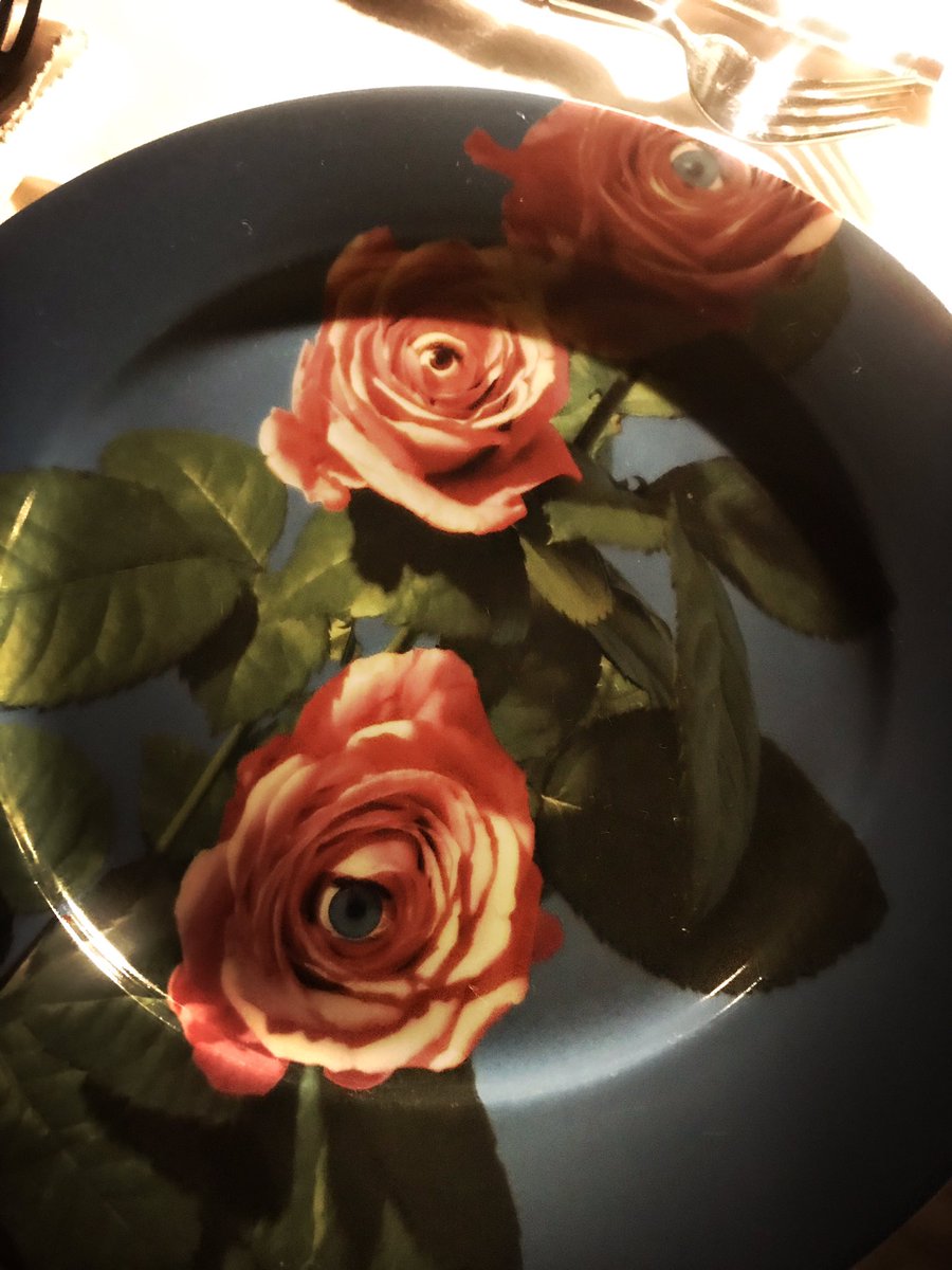 Lee__Corn's tweet image. Hier soir chez Mme H. 🥃 j’ai découvert qu’il existait le service en porcelaine des visuels de #MaurizioCattelan aka #Toiletpapermagazine aka tous mes fonds d’écran car grande fan devant l’éternel.

Je vais avoir 40 ans en 2020 🎈😗 à bon entendeur 🎈😗 

@SELETTIworld ❤️