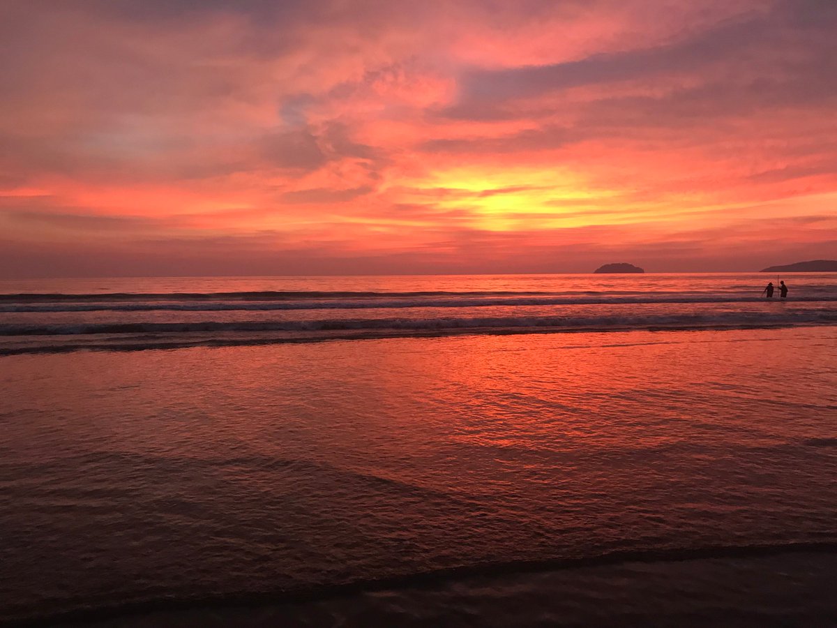 FM40058271's tweet photo. the glow of the sky at sundown 
The red sky that happens to be discovered by accident.
What do you think when you see the end of the day?
#Healing #HealingFM #Think https://t.co/LFr5mtxx4N
