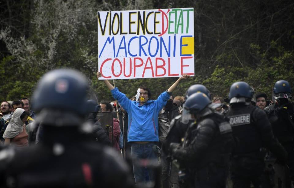 Voltuan's tweet photo. Toute la #LREM est immonde à l'instar de leur #monarque #Macron coupable(s) de #ScandalesDEtat #MensongesDEtat #BenallaGate #MacronGate #CastanerGate #PhilippeGate coupables de violences à #LoiTravail #NDDL #Bure #LyceeArago #GiletsJaunes #JusticePourSteve #JusticePourZineb https://t.co/R8jHLwitqg