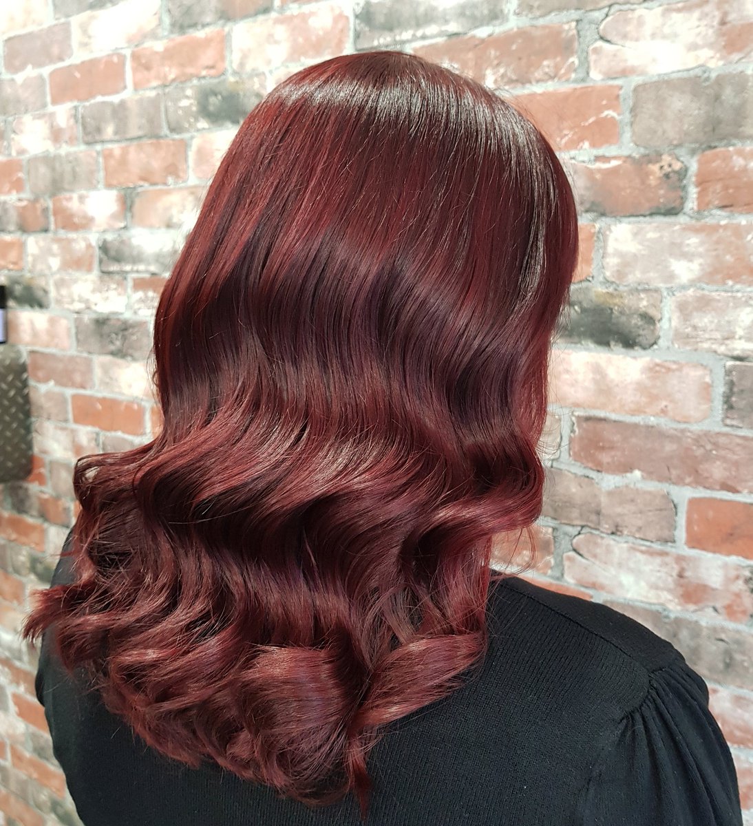 Throwback to this gorgeous Red, created using Matrix and styled with Biolage. 

#redhead #redhair #waves #wavyhair #matrix #biolage #ghd #sleekhair #beautiful #shine #scottishhairdresser #falkirksalon #dunfermlinesalon #limesalon #limejulie
