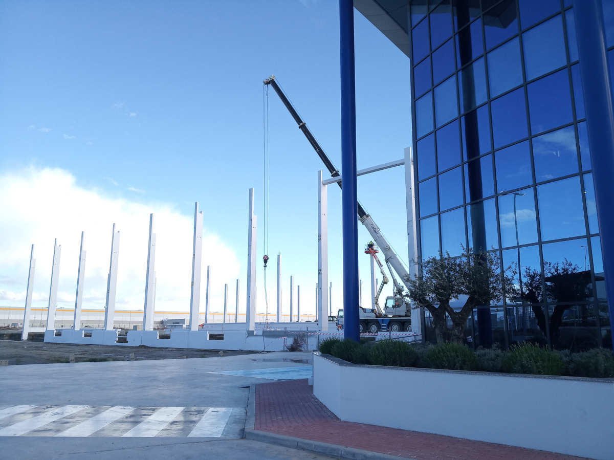 FMLogistic_ES's tweet photo. [#NGCONCEPT🍃] La plataforma de #Illescas ha recibido la primera certificación #LEED #GOLD® v4 gracias a la sostenibilidad que engloba el proyecto desde el transporte y la selección del terreno, pasando por el ahorro de energía y agua. https://t.co/25LdthKcjM