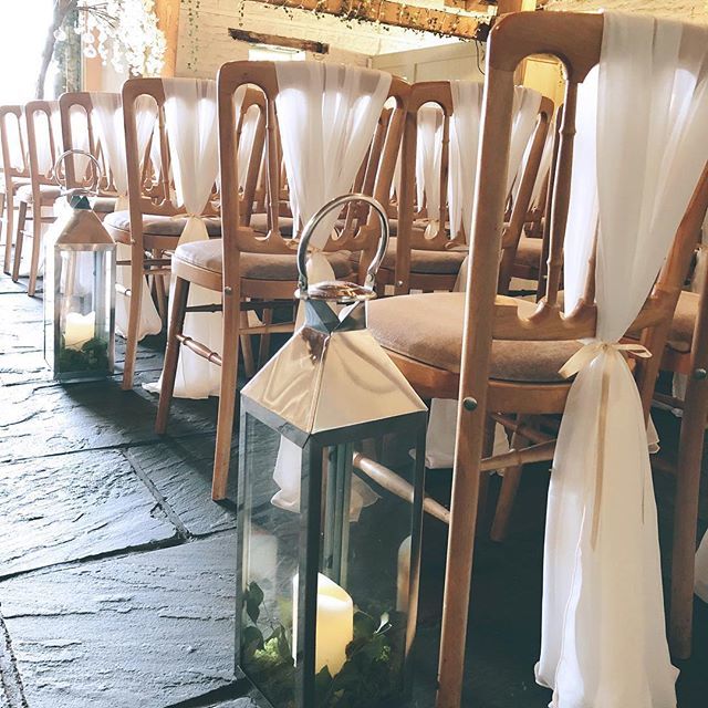 Beautiful flowing chiffon chair drapes @eastriddlesdenhallweddings with our Laura Ashley chrome lanterns to line the aisle. A touch of champagne ribbon to finish the chairs off perfectly!
.
#eastriddlesdenhallweddings #chiffonchairdrops #venuestylist #yo… ift.tt/2yZeWWU