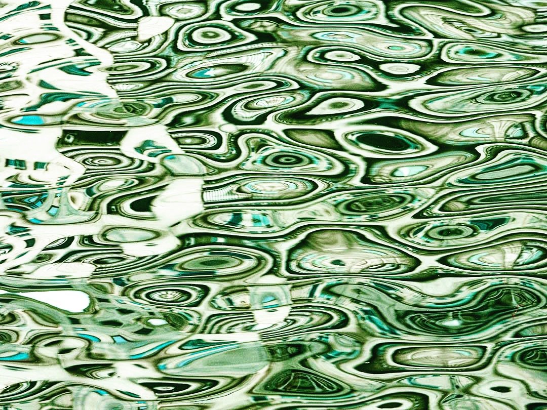 TomoMinoda's tweet photo. Water #bucharest #romania #reflection #surface #river #apartment #street #streetphotography #color #colorphotography #abstractart #reality #ストリート #ストリート写真 #川 #反射 #スナップ #day #flow #ambient #summer #august #basicallyclassic #lumixg9 #lumix #panasonic @lumix https://t.co/fvatXl9FEt