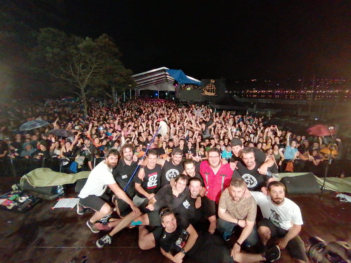 ArizkunRock's tweet photo. @ZeEsatek taldea duela 3 urte gure jaialdian egon zen. Atzo #AzkenUdaDantza bira eta gero agurra eman zigun @izanpirata-n.
Arizkunetik besarkada erraldoia eta milesker aunitz denangatik! https://t.co/4kCnWK09Up
