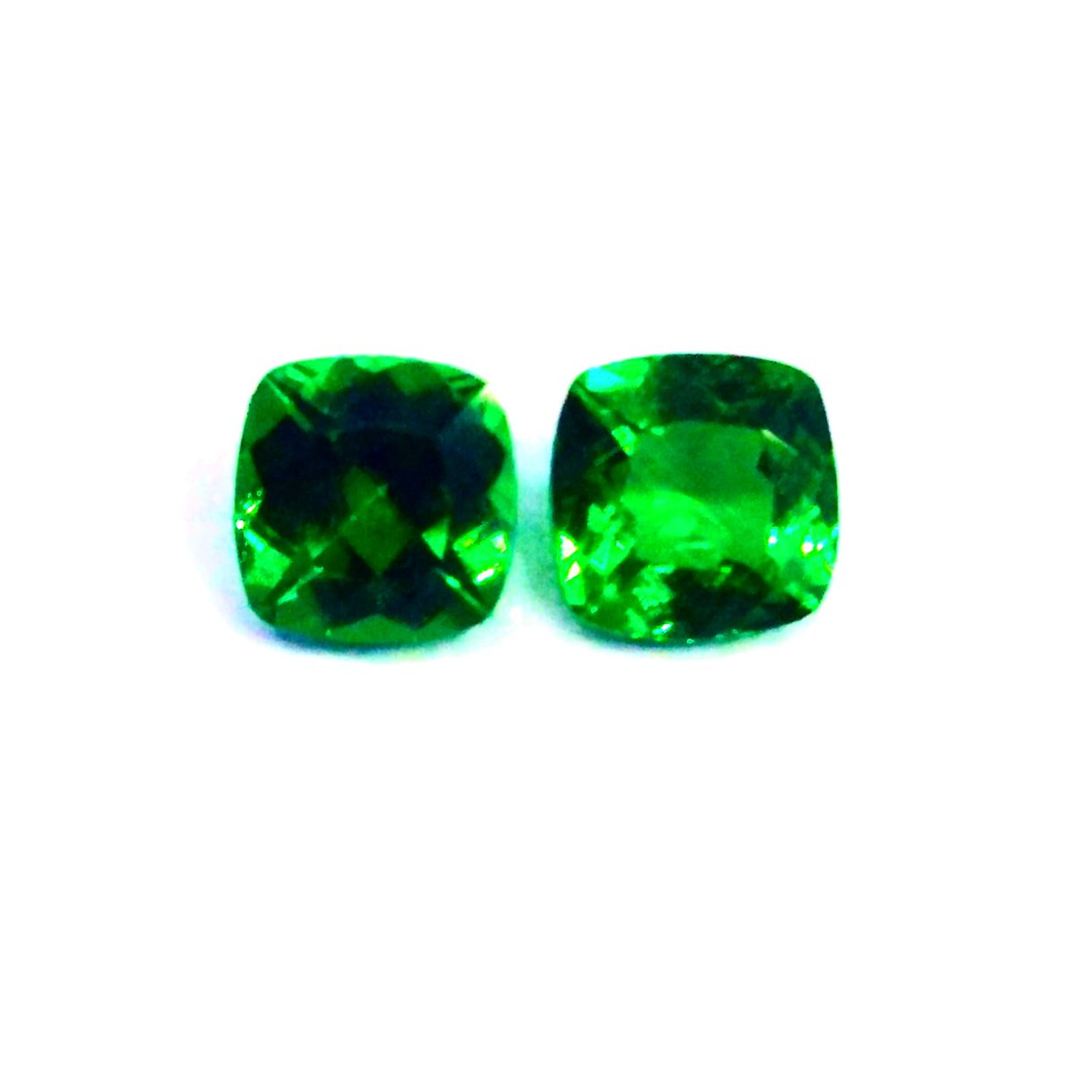 ShopGemstone's tweet photo. Tsavorite garnet gemstone 0.50 carats. Available now. Shipping Worldwide. Dm me for Purchase or more details 

#jewelrydesigner #jeweler #gemstone #gems #jewelry #jewelrydesign #jeweler #tsavorite https://t.co/Fkn45yMmbR