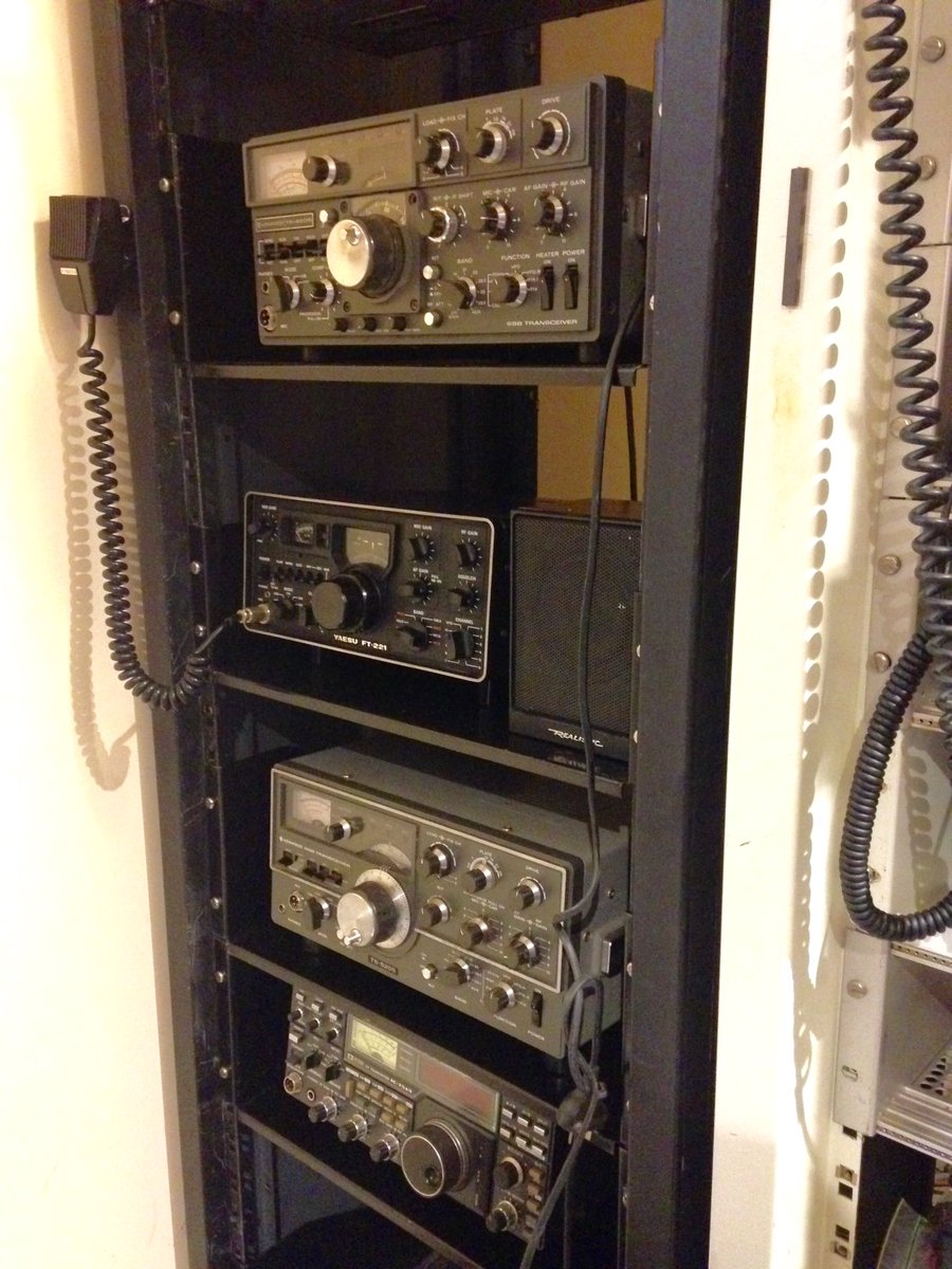 Vkthreepi's tweet photo. Fruits of my #labour The #boatanchors look snug. Very surprised that the #FT221 does not drift. Solid as a rock. Now to finish the wiring. #hamr #amateurradio https://t.co/dNqjqz4mhS
