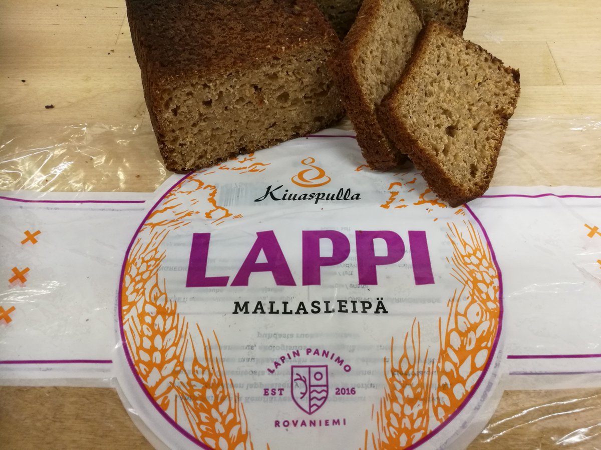 LapinPanimo's tweet photo. Lapin Panimo ja Kiuaspulla tuottivat yhdessä Lappi-Mallasleivän. Oluen valmistuksessa maltaan
keitossa syntyvä mäski hyödynnetään leipätaikinassa ja tuloksena on saaristolaisleivän lappilainen vastine: mehevä ja maukas herkku. #kiertotalous #pienpanimo #leipä https://t.co/ZhxA57mlSk