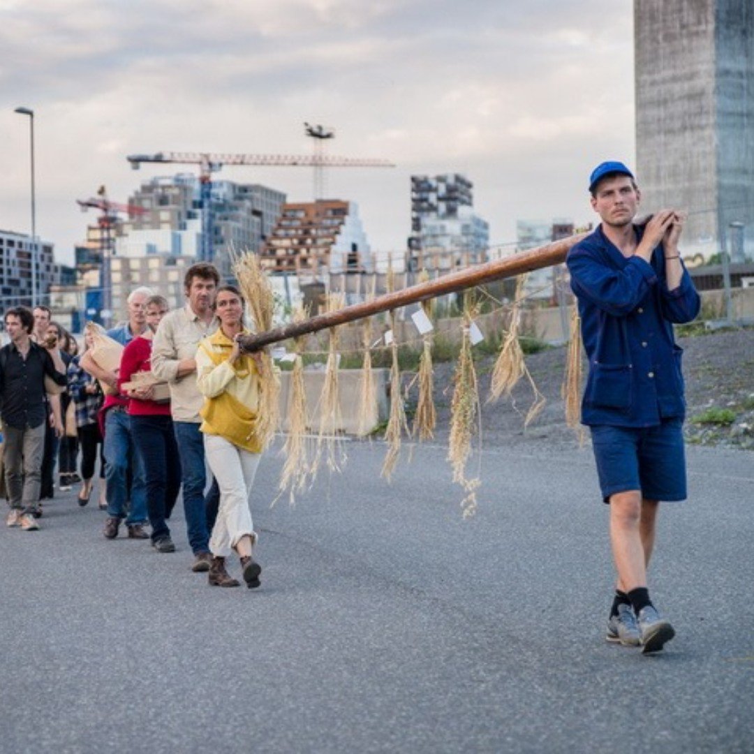 musestereotypes's tweet photo. #Climate #change: left stands for before, right for after.
But is this a universal code? What if I write from right to left?

Futurefarmers (Amy Franceschini), Seed Procession, 2016. Seed Journey. 2016 - ongoing. Photo: Monika Lovdahl. Courtesy #Futurefarmers https://t.co/GoQxzWoGOD