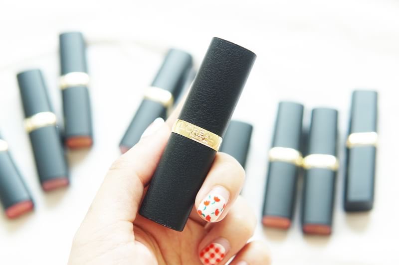 onnieyepo's tweet image. #ออนนีมาแชร์
เป็นลิปอีกรุ่นที่ชอบมาก Loreal color riche ตัวนี้ทาแล้วแมทสบายปาก ไม่แห้ง ไม่ตกร่อง ตอนนี้เค้า ออกโทนสีใหม่มาถึง 10 สี! เล็งสีที่ชอบไว้หลายสีมาก แต่วันนี้ขอหยิบสี 300 มาสวอซให้ดูก่อน เป็นสีแดงที่มีติ่งส้มนิดๆ ทาแล้วขับผิวมาก
#ColorRiche
#LaBrick
#LorealParisTH