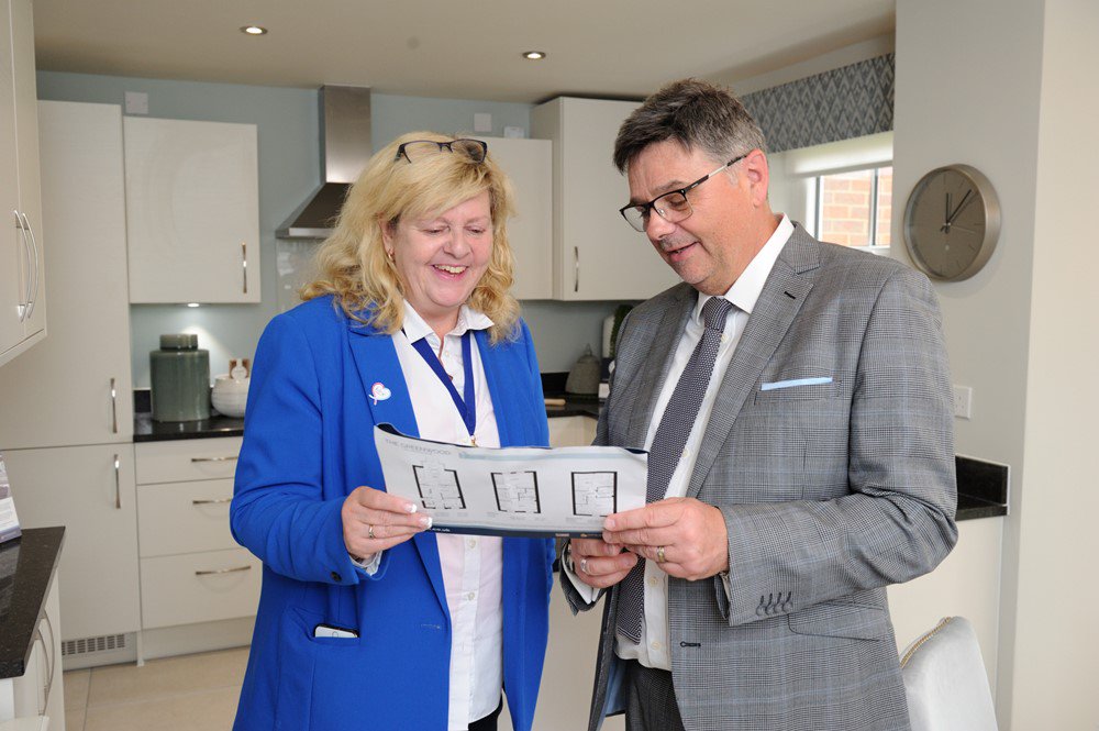 The Mayor of Rushmoor, Cllr Sue Carter recently cut the ribbon to open the new show homes at Bruneval Gardens in Hampshire. <a href="/DavidWilsonHome/">David Wilson Homes</a> 

phpdonline.co.uk/developments/s…