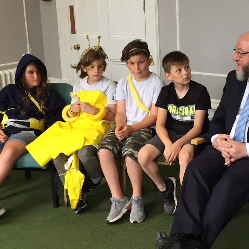 UnitedSynagogue's tweet photo. Yesterday, @TheTribeUK Camp Zev (Year 6) had a special visit from @chiefrabbi Mirvis and the children loved meeting and chatting with him!
Thank you Chief Rabbi for your visit to Tribe camp! #tribesummer19 #SummerCamp https://t.co/u0OX0d9rlg