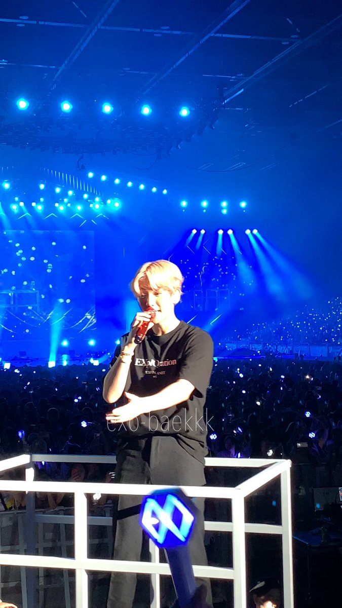 exo_baekkk's tweet photo. EXO PLANET #5 EXplOration in Hong Kong @weareoneEXO @B_hundred_Hyun #EXO #BAEKHYUHN #백현 https://t.co/0CqDsEtVil