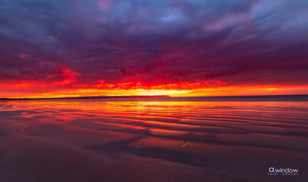 akwindowphoto's tweet photo. This sunset is a throwback to the end of of last year and one of the best sunsets of 2018 for us. #eyrepeninsula #southaustralia @southaustralia @canonaustralia @tamronaustralia @bom #weather #sunset https://t.co/sKgqtY9ibS