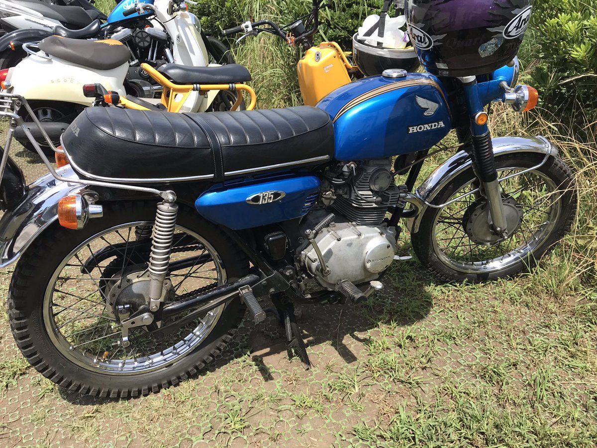 Takuya335's tweet photo. すごくかっこよいバイクさん達を見ました(´ω`)

#cb135
#cb750 https://t.co/h09bLbXw1x