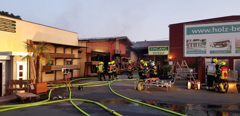 wwwFEUERWEHRde's tweet photo. #Feuerwehr #Osnabrück #Dodesheide
Brennt Lagerhalle eines holzverarbeitenden Betriebes
https://t.co/B9S5s3AUup
#EinsatzFW https://t.co/neBhOsLI1n