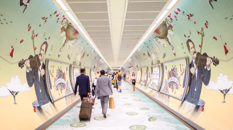 Heb jij een bezoekje aan Londen op de planning staan? Neem dan zeker een kijkje bij de langste ‘wrap’ van het Verenigd Koninkrijk - met GEUR!  bit.ly/2YN16GA #signprintfestival #sign #zintuigen #print #festival #grafimedia #geur #visuelecommunicatie