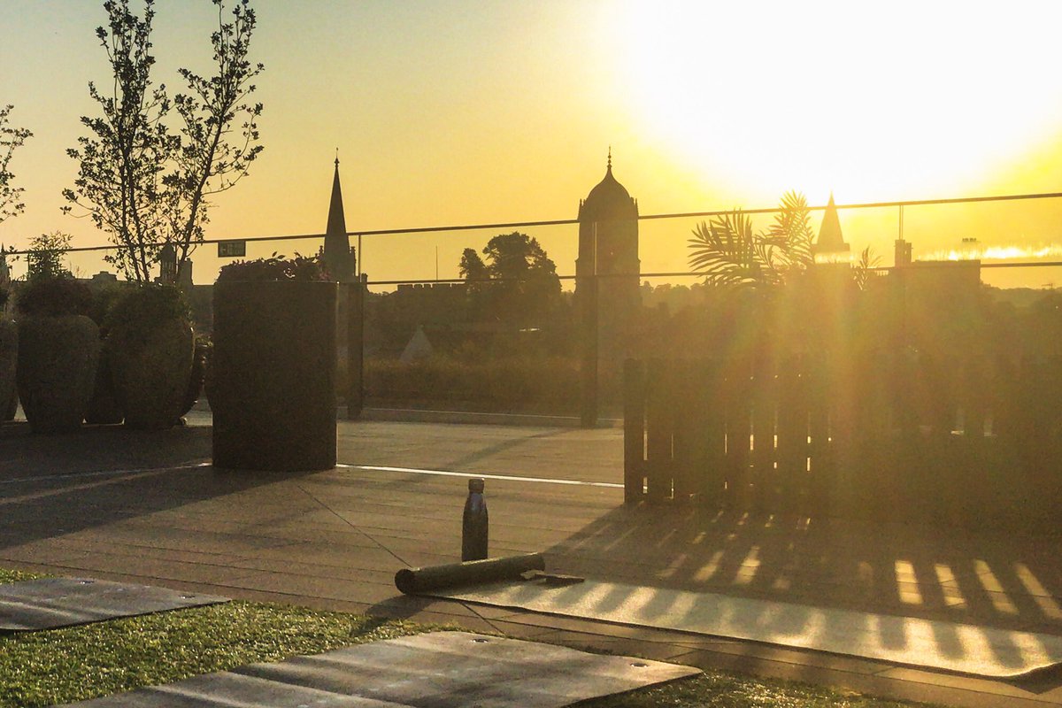 Early morning yoga ⁦<a href="/BuzzGymOxford/">Buzz Gym UK</a>⁩ on the roof terrace of ⁦<a href="/WestgateOxford/">Westgate Oxford</a>⁩ what a fantastic way to start the morning with a gorgeous sunrise and stretch. It sets me up for a great day in London.
