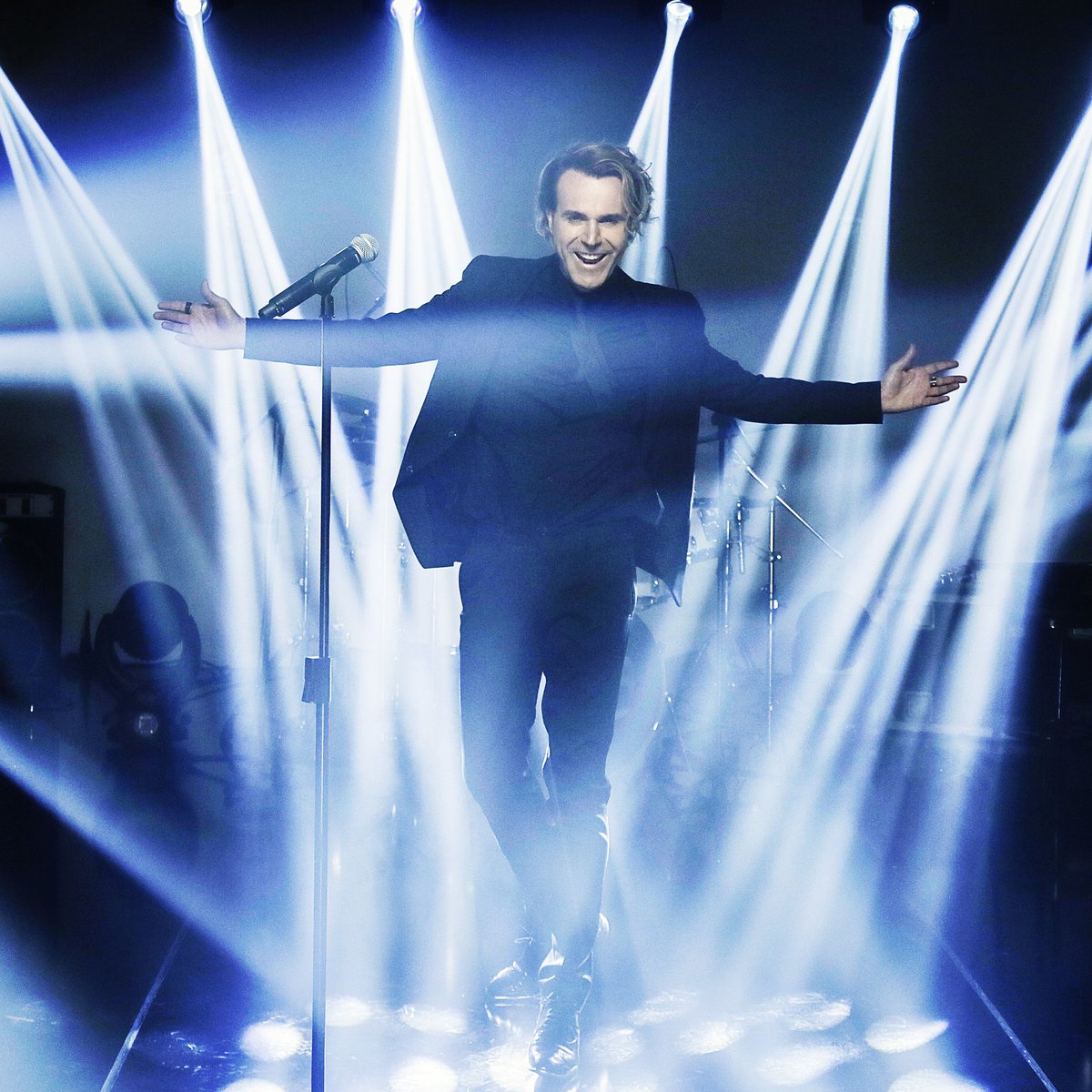 ışık ve ses; seni, beni, bizi, hepimizi; ortamı değiştiren, dönüştüren... yeni bir ses ve yeni bir ışık hazırlayalım o zaman; gözler de kulaklar da kamaşsın! 😎🎶