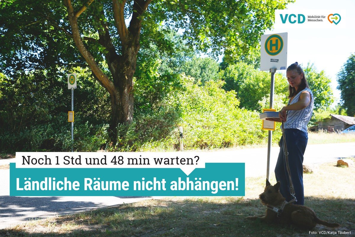 VCDeV's tweet photo. Damit der #ÖPNV eine gute Alternative zum Auto darstellt, dürfen ländliche Räume nicht abgehängt werden. Auch in den Dörfern muss der Bus regelmäßig fahren. Jede Stunde, jede Richtung, deutschlandweit! #zuFußzurHaltestelle #Verkehrswende 
https://t.co/dzG0amooDR https://t.co/KK9TVeEfNO