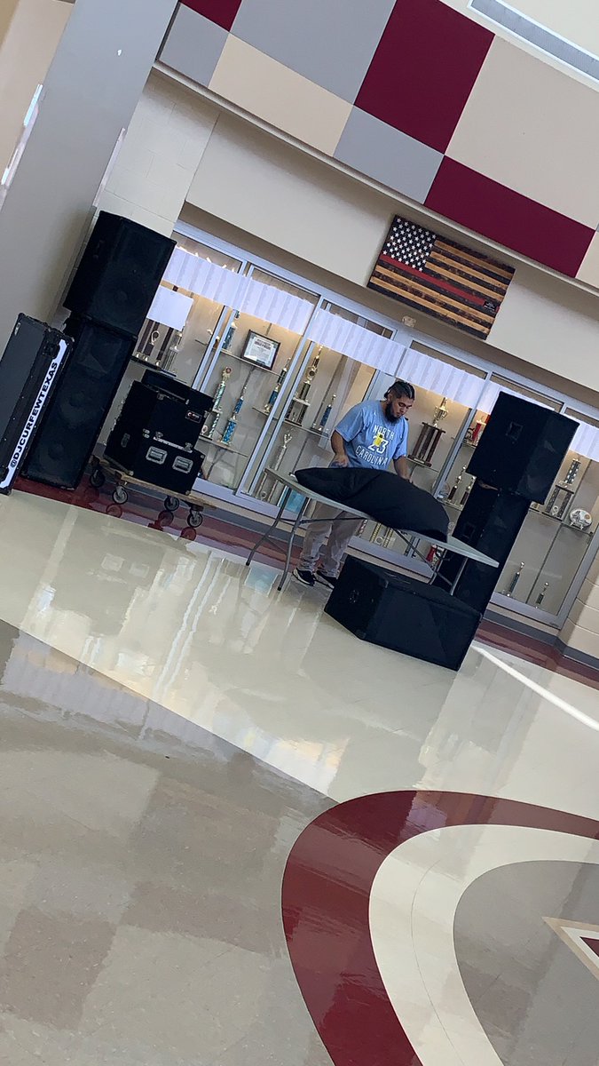 JRocGirlsSoccer's tweet photo. DJ is setting up for the party!! #FirstDayLife #RocketPride #NewYearsPartaaaayyyy https://t.co/7QKgIb3dUm