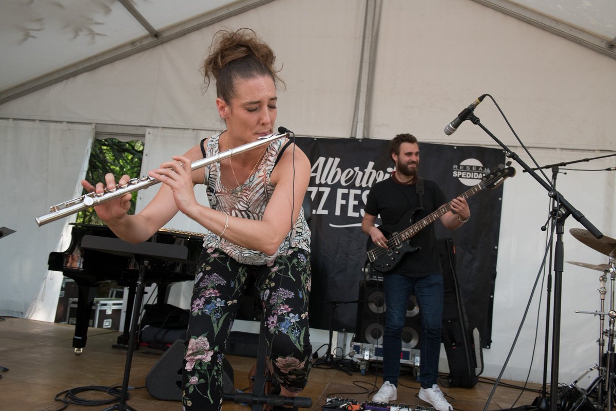 📸 SOUVENIR 📸

Un mélange de jazz, funk, électro, hip-hop et soul, c'était Antiloops avec <a href="/lissambourg/">Ludivine Issambourg</a> sur la Scène de la Tour Sarrasine 💥

© Jean-Claude Bruet