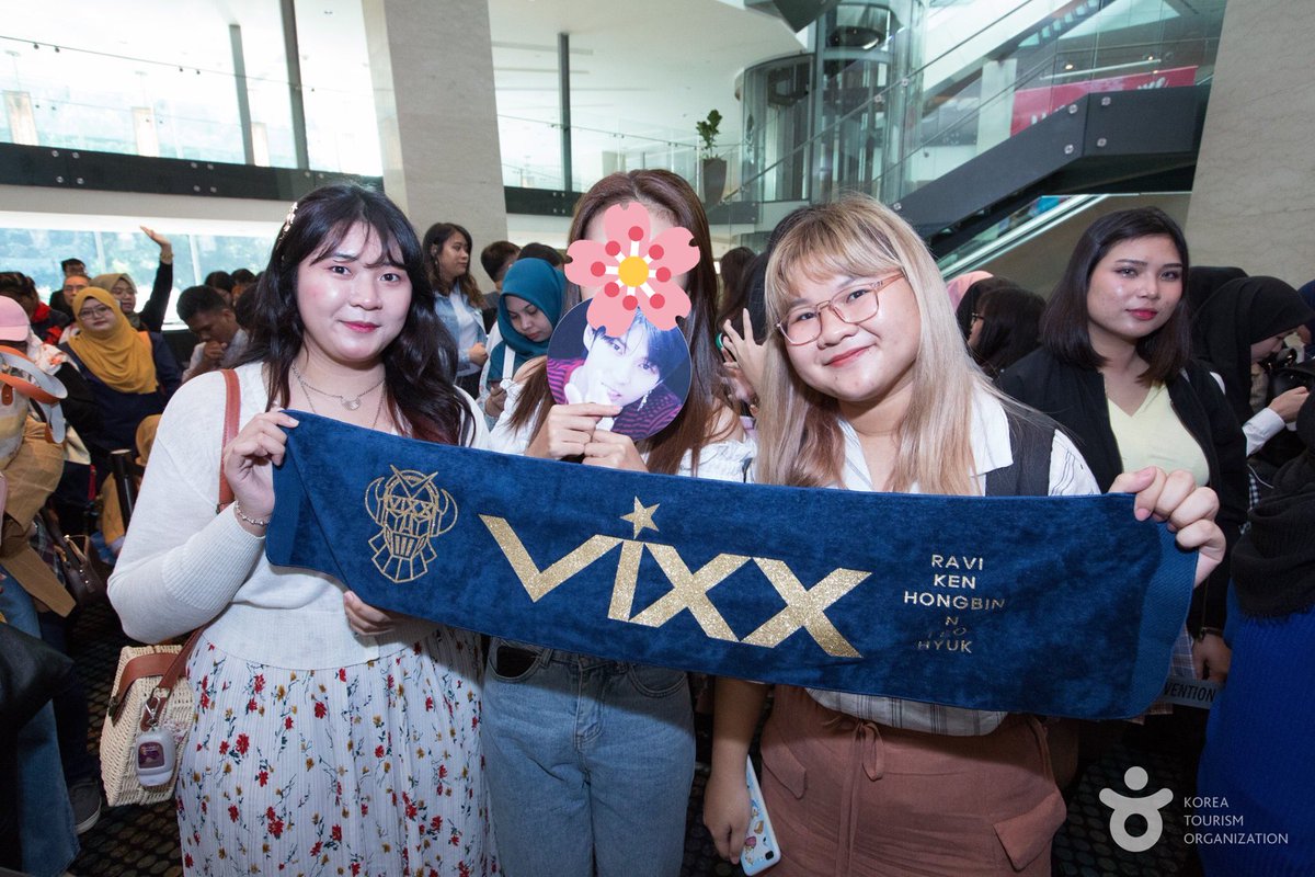 persicassi's tweet photo. lol they did post it on their site 😂
the colored-hair one is me, looking pathetic enough? 😂
#leoinmy #kperformanceshow2019 https://t.co/tdJ1Njnr0z
