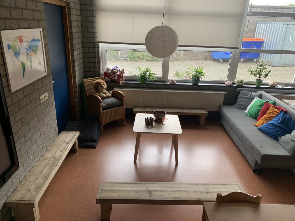 mrcwntrs's tweet photo. Het fijnste plekje van de klas laat ik jullie als eerste zien. Dit is n.l. de kring. In onze klas hebben we een vaste kring. In de kring zullen we delen, lachen, huilen, vieren en veel leren. Of gewoon lekker op de bank met een spannend boek..
#nog6dagen #bsdevlindertuin https://t.co/QhHoma1FhJ