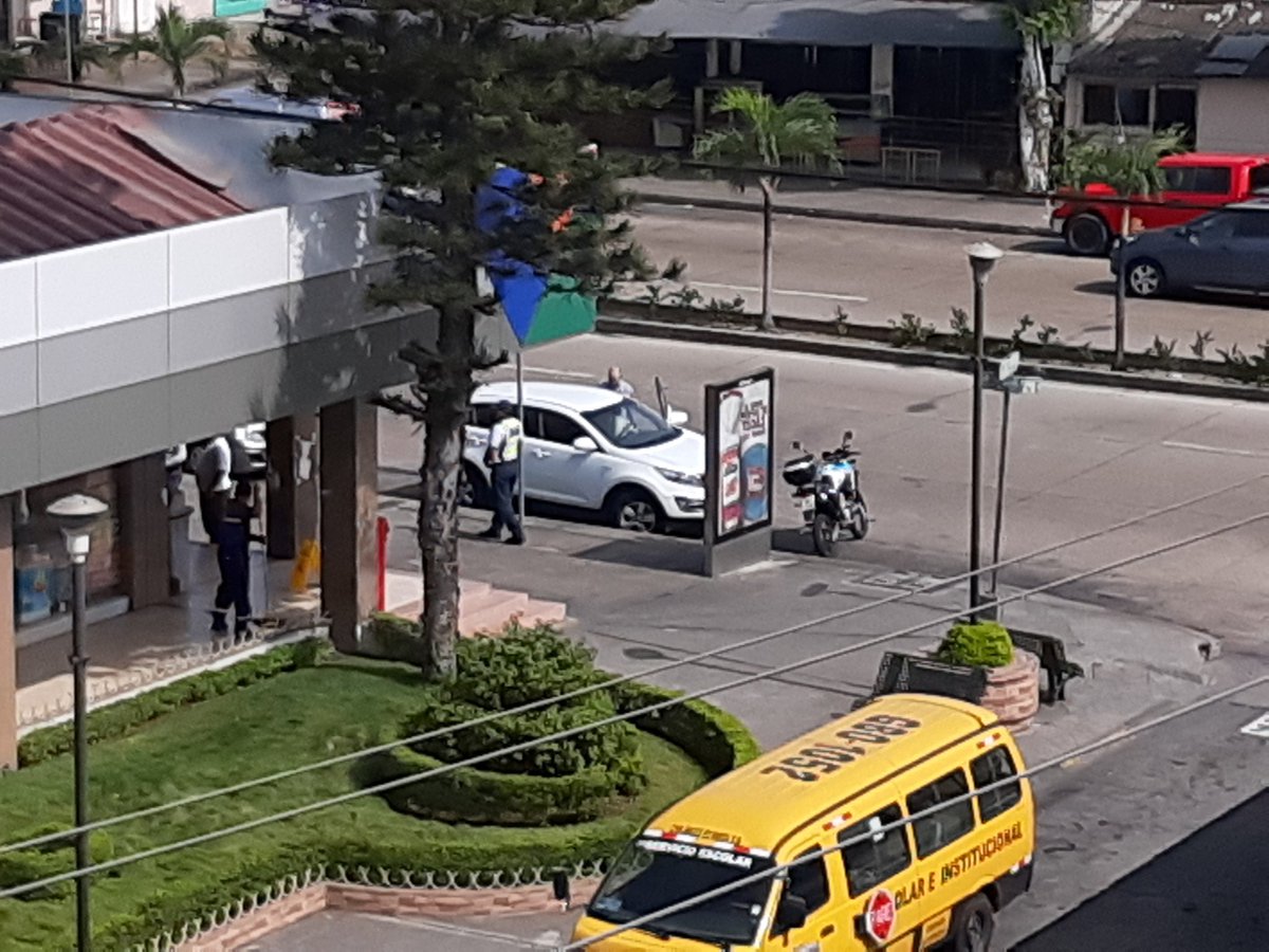 kevintuarez's tweet photo. La mañana de este martes se provocó un choque múltiple entre un bus y varios vehículos en la Av. Agustín Freire a la altura del C.C. Garzocentro 2000 #Clicklaicoinforma https://t.co/70tst35ZAx