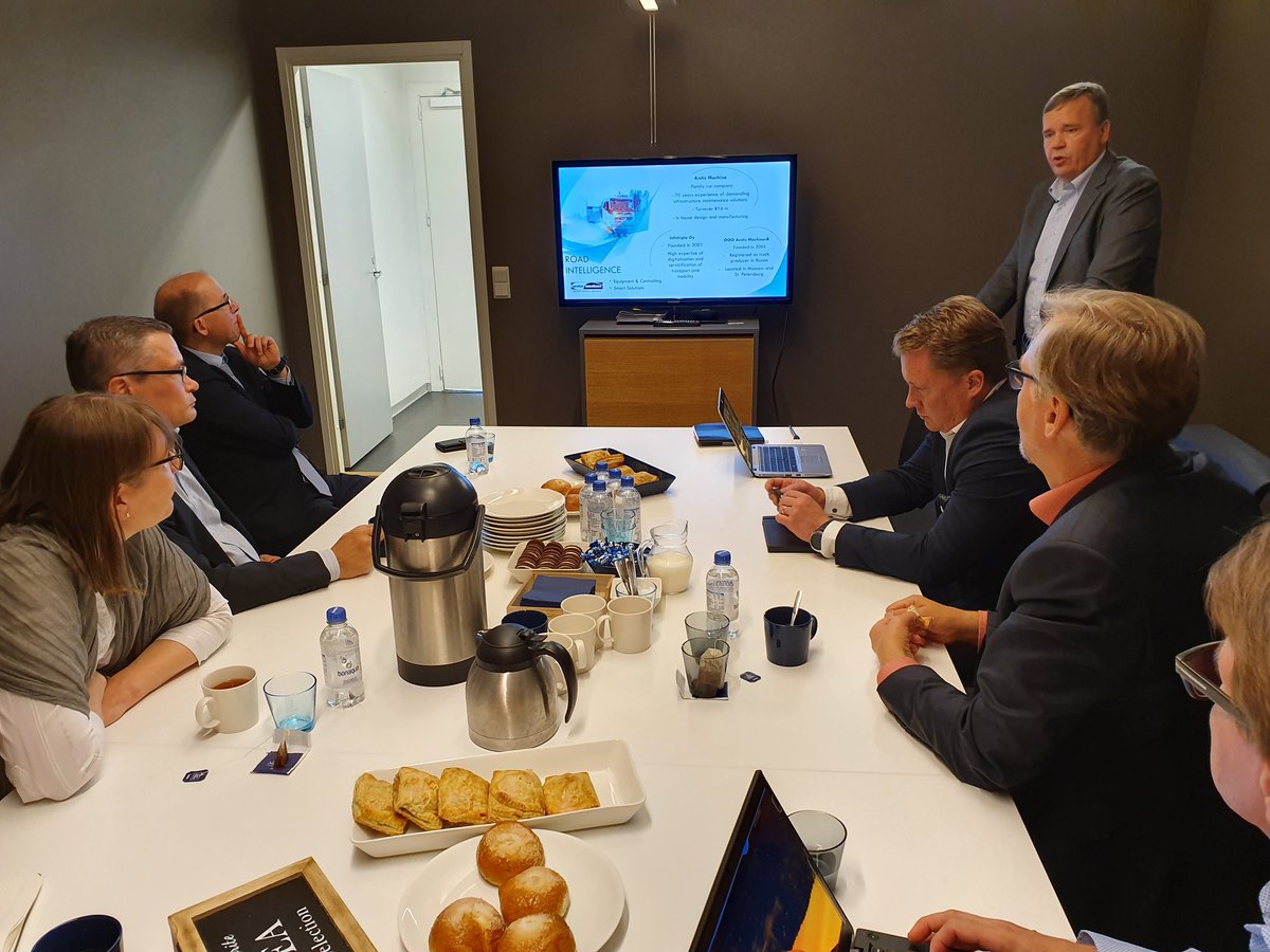 Anna_Jokela's tweet photo. Tutustumassa @ArcticMachine  ja @infotripla toimintaan Jyväskylässä. Modernia talvikunnossapitoa, suuria koneita,  ja digitalisaatiota esittelivat Juha Jääskelä  ja @KYlisiurunen. kuulemassa @vaylafi @KWihlman @MNoukka @petepexi @JJoutsensaari ja @elyliiks @LehtinenJukka https://t.co/mekYxKX55t