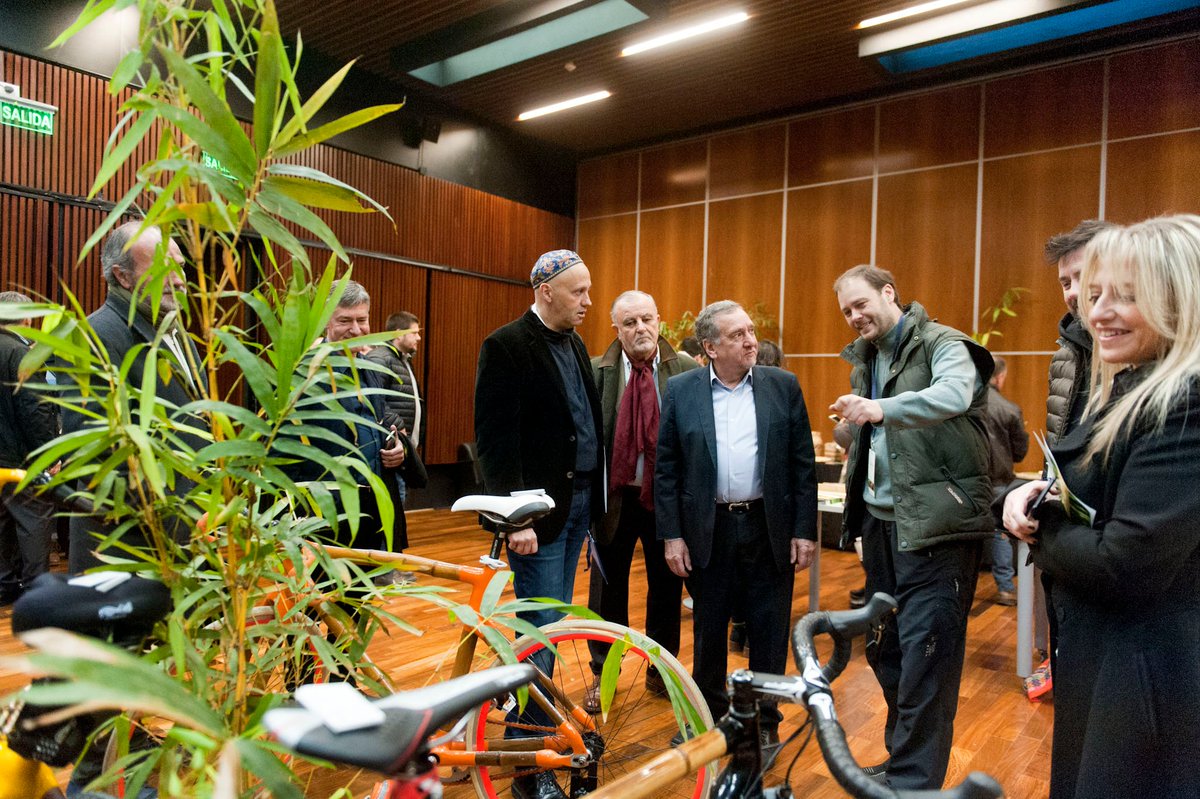 innovacionar's tweet photo. Estamos en el @ccdelaciencia participando del encuentro de #Bioeconomía del Bambú y escuchando a los expositores que nos cuentan cómo usar este recurso como alternativa natural para soluciones sostenibles. ¡Seguinos! https://t.co/lb8mIHl01A