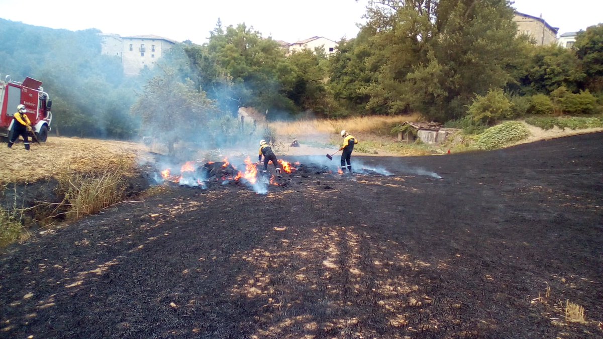bbffnavarra's tweet photo. @bbffnavarra del parque de #Estella #Lizarra extinguen #IF que ha afectado a campo de cereal cosechado en la localidad de #Ecala
De regreso al parque se solicita su presencia en #Mañeru, donde han sofocado un conato en un ribazo
@forestalnavarra @gob_na @bomberos_na https://t.co/tH63mf3FEj