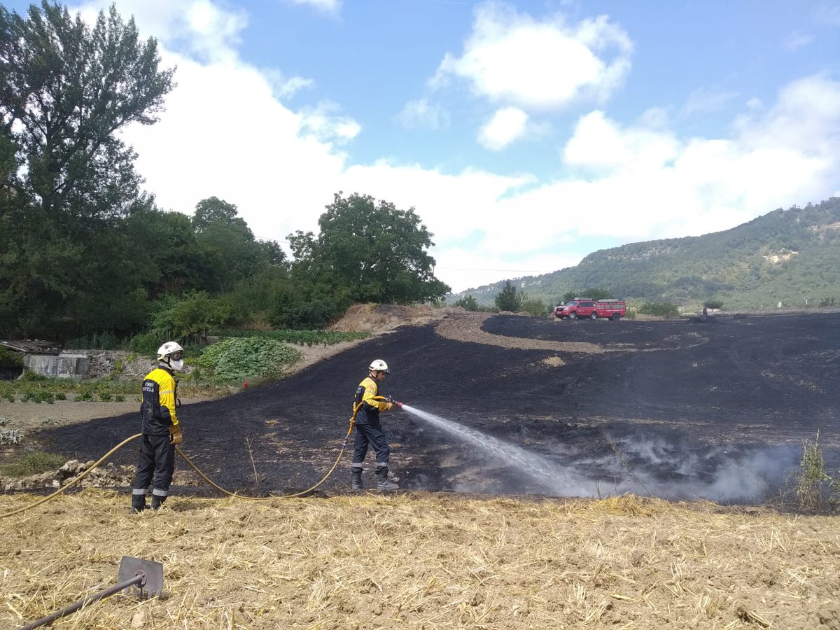 bbffnavarra's tweet photo. @bbffnavarra del parque de #Estella #Lizarra extinguen #IF que ha afectado a campo de cereal cosechado en la localidad de #Ecala
De regreso al parque se solicita su presencia en #Mañeru, donde han sofocado un conato en un ribazo
@forestalnavarra @gob_na @bomberos_na https://t.co/tH63mf3FEj