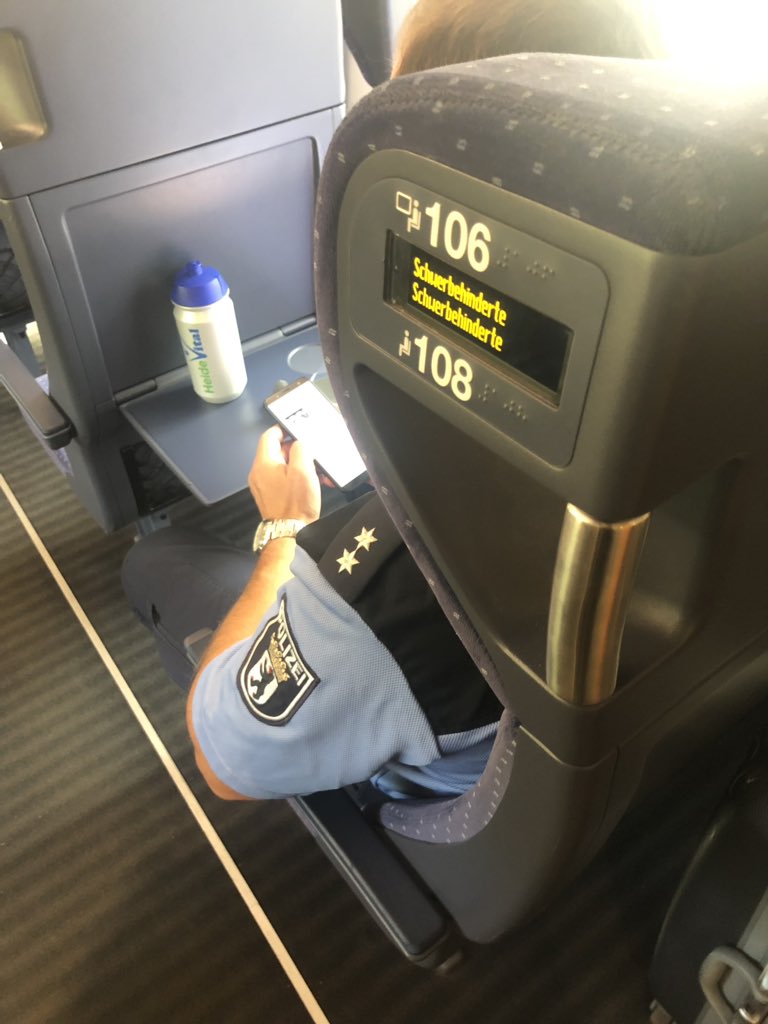 AxelOneOfficial's tweet photo. @polizeiberlin - ist es jetzt also offiziell? #polizei #polizeiberlin https://t.co/ruUuQH8fYZ