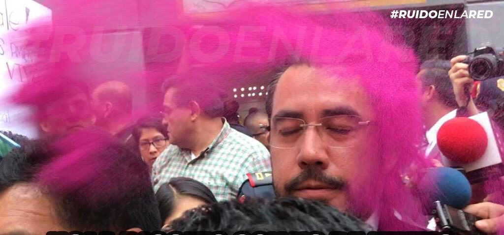 gabrielintica's tweet photo. Hello, World. In México, where 9 women are killed daily and a teen girl was raped by 4 policemen, the protesters are being investigated for throwing glitter to a public worker’s neck. The policemen? Not so much. Your kindness towards Mexican women will be much appreciated today. https://t.co/GWQgO5RyWM