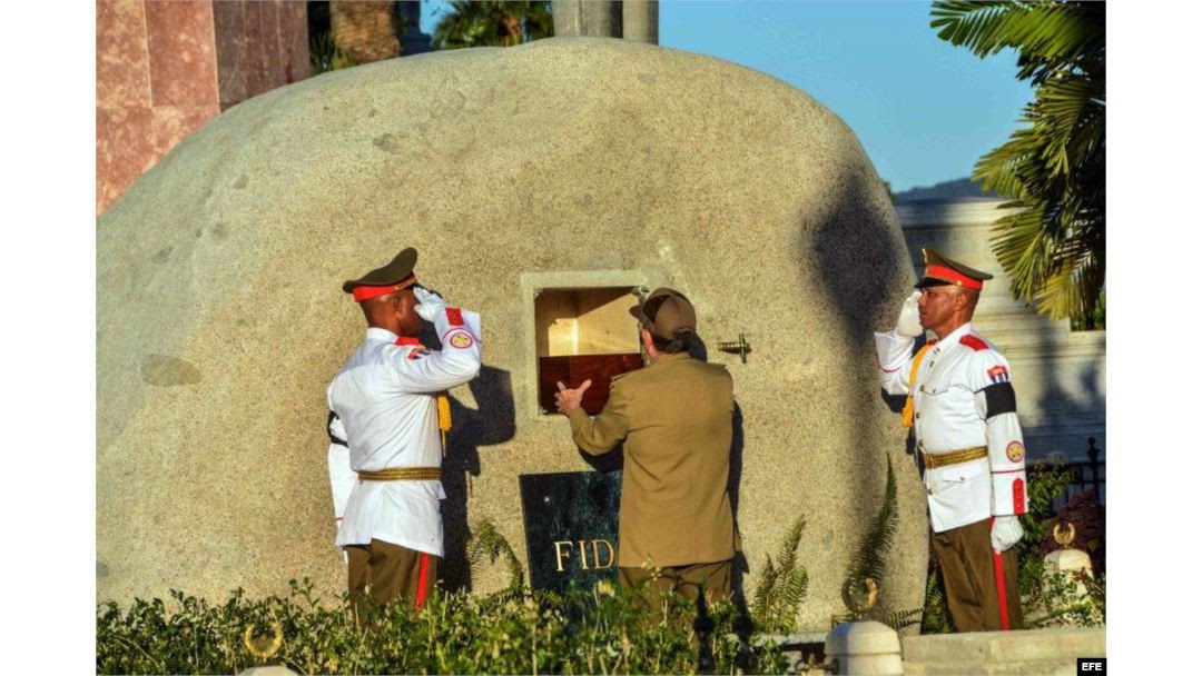 #FidelVive más vivo que siempre. Un millón 810 638 personas de #Cuba y el resto del mundo, han ido espontáneamente hasta  la piedra que guarda sus cenizas en Santa Ifigenia en acto de fe, homenaje y compromiso. #SomosContinuidad  #SomosCuba #YoSoyFidel