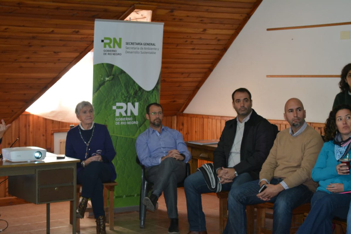 AmbienteRN's tweet photo. 🌳#REUNIÓN SOBRE #ORDENAMIENTOTERRITORIAL DE LOS #BOSQUESNATIVOS

➡️El encuentro se está desarrollando en #ElBolsón.

➡️Se encuentran presentes la secretaria de Ambiente, @DinalinaMigani , @FernandoMalaspina y @marceloperdomo del @magyp_rionegro , entre otros. https://t.co/DILOeWJyPC